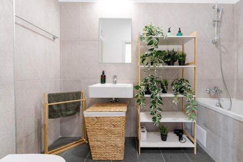 Ένα μπάνιο στο Downtown Skyline Penthouse w Parkview&Jacuzzi