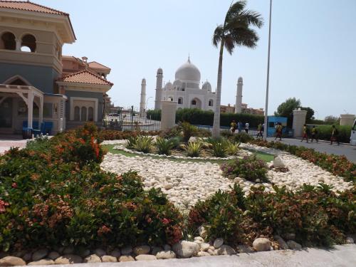 a mosque in front of a building with flowers at Porto Sharm Retreat by Mraky Rentals in Sharm El Sheikh