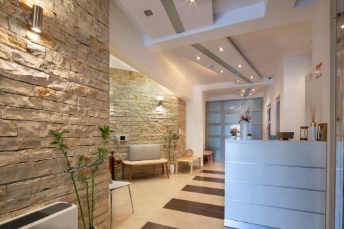 biuro z kamienną ścianą i holem w obiekcie Torch Apartments w Budvie