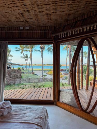 Ένα ή περισσότερα κρεβάτια σε δωμάτιο στο BAMBU BLU Lagoon Homes - Ilha do Guajiru