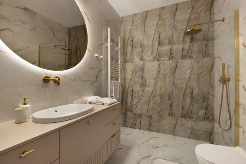 un baño con lavabo y ducha en Gdańsk Luxury Stay, en Gdansk