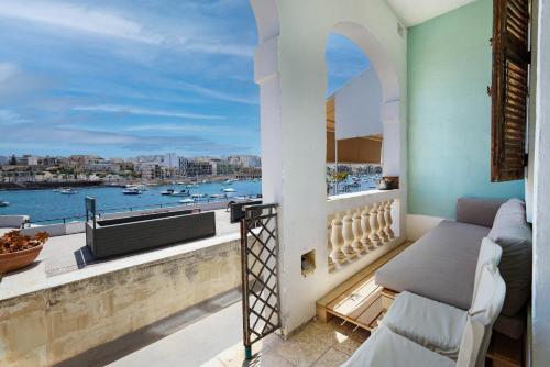 Un balcón o terraza en Traditional Maltese Townhouse with Backyard Garden and Seafront Location