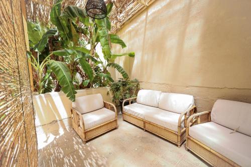 Un lugar para sentarse en Traditional Maltese Townhouse with Backyard Garden and Seafront Location