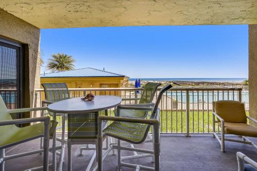Uma varanda ou terraço em Steps to Oceanside Condo