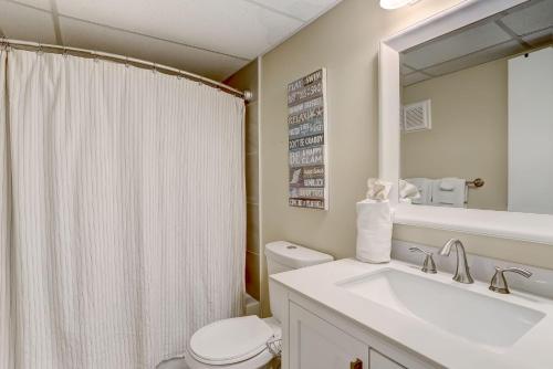 Um banheiro em Steps to Oceanside Condo