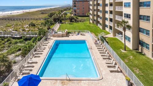 A piscina localizada em Steps to Oceanside Condo ou nos arredores