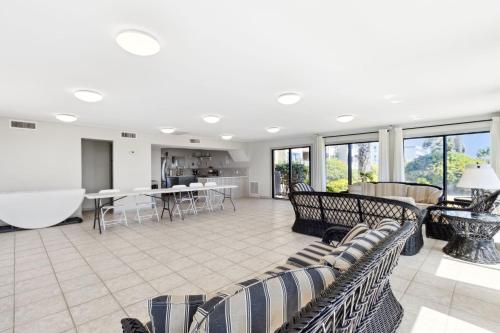 Uma área de estar em Steps to Oceanside Condo