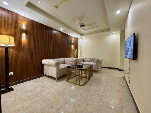 Μια τηλεόραση ή/και κέντρο ψυχαγωγίας στο Specious&modern 1BR Apartment in the Heart of Islamabad