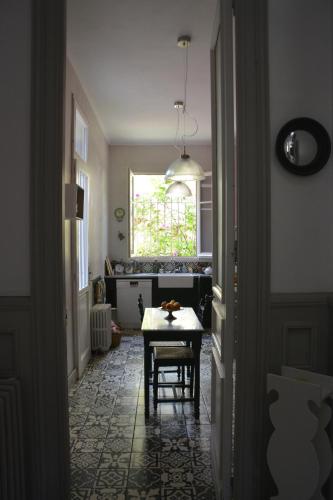 a kitchen with a table in the middle of a hallway at la maison in Libourne