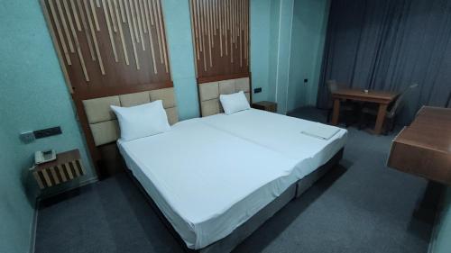 Кровать или кровати в номере Cornerche Center Baku