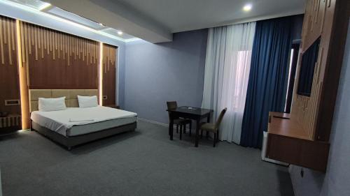 Кровать или кровати в номере Cornerche Center Baku