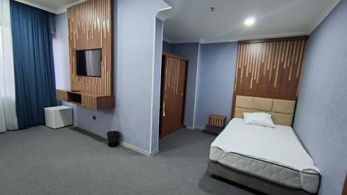 Кровать или кровати в номере Cornerche Center Baku