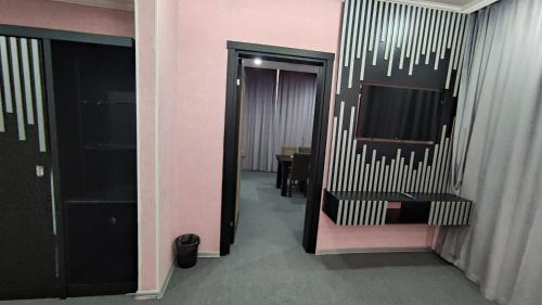 Телевизор и/или развлекательный центр в Cornerche Center Baku