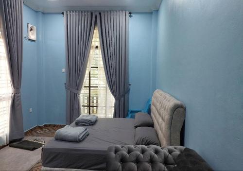Pasir MasにあるIBY Homestayの窓の前にベッドがある寝室