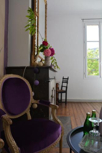 a living room with a purple chair and a table at la maison in Libourne