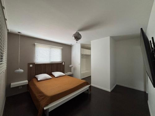 une chambre avec un lit et une fenêtre dans l'établissement Maison villa avec piscine, à Sadirac