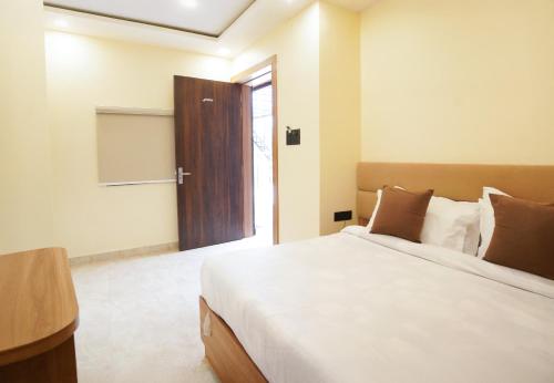 Hotel Al Aziz Palace 30 Mts from Dargah Sharifにあるベッド