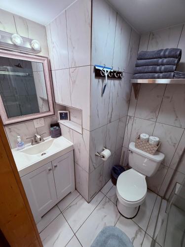 Ванная комната в Warm and Cozy Studio Haven 10 Minutes from Dollywood and Pet Friendly