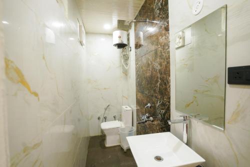 Hotel Al Aziz Palace 30 Mts from Dargah Sharifにあるバスルーム
