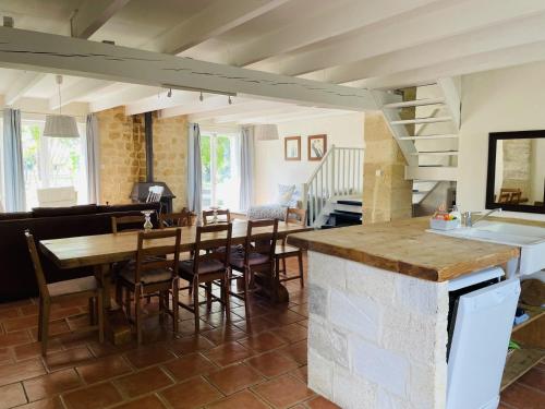 Gîte Merlot 8p with shared swimming pool