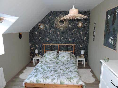 a bedroom with a bed and a black and gold wallpaper at chambre lit double in Tourville-la-Campagne