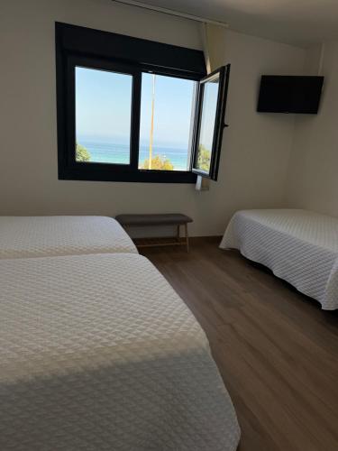 Ένα ή περισσότερα κρεβάτια σε δωμάτιο στο Hostal Montevideo beachfront