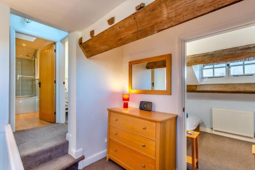 1 dormitorio con tocador de madera y baño en Ellesmere House, en Grassington