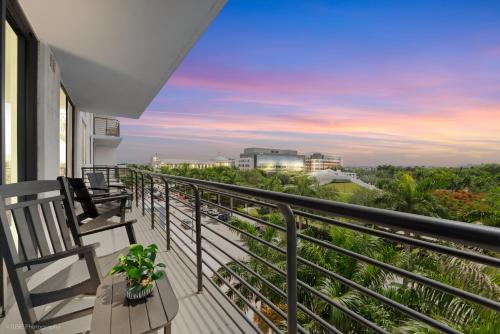 Μπαλκόνι ή βεράντα στο Stylish 3BD-3BR at the Heart of Downtown Doral with Top Amenities & Golf