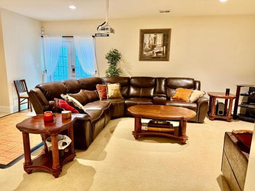 Ruang duduk di Luxurious spacious apartment with private entrance