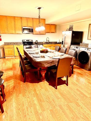 Dapur atau dapur kecil di Luxurious spacious apartment with private entrance