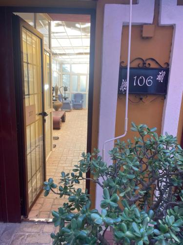 a building with a potted plant in a hallway at Masía De Lacy in Museros