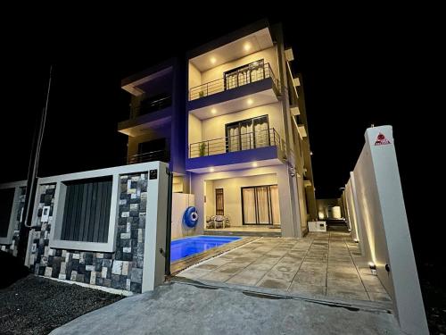 Sarz Villa - Luxe et Moderne - 3 Chambres en suite avec Piscine à Mont Choisy