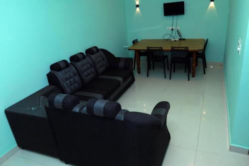 バガモンにあるAnaswaramのソファとテーブルのあるリビングルーム