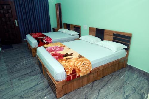 バガモンにあるAnaswaramのベッド2台が備わる客室です。