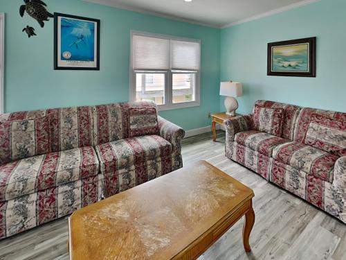 a living room with two couches and a coffee table at Hoff 1 in Topsail Beach