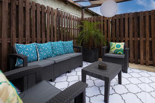 une terrasse avec un canapé, deux chaises et une table dans l'établissement Mimitsu Lounge CASAKURA, à Hyuga