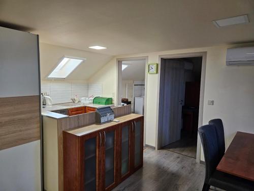 Η κουζίνα ή μικρή κουζίνα στο Comfy Attic Near the Airport - Full
