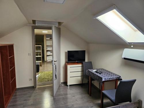 Μια τηλεόραση ή/και κέντρο ψυχαγωγίας στο Comfy Attic Near the Airport - Full