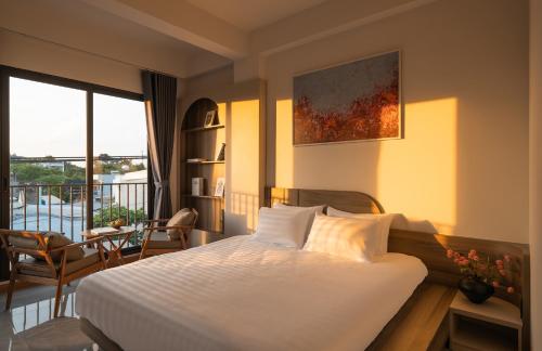 a hotel room with a bed and a balcony at Ken Home In in Long Trường