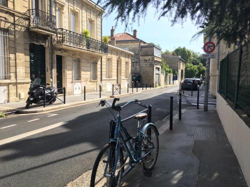 C'est une maison bleue - a blue lodge in Bordeaux