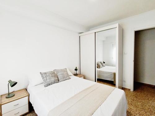 Habitación luminosa en suite en piso compartido