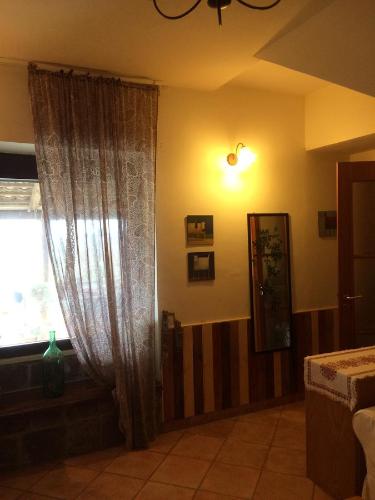 San Salvatore TelesinoにあるB&B La Vigna Di Marioのカーテンと窓付きのベッドルーム1室