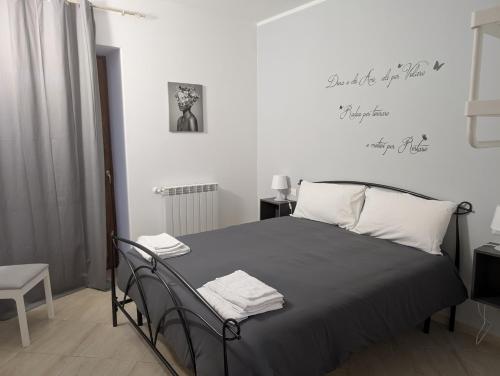 a bedroom with a bed with a sign on the wall at A pochi minuti da Roma - No tassa di Soggiorno in Scorano
