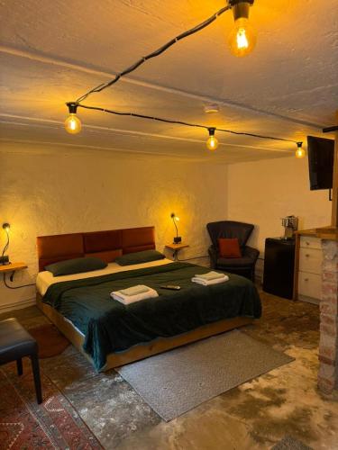 เตียงในห้องที่ Art Boutique Budget Apartment im Hinterhof Menden Altstadt
