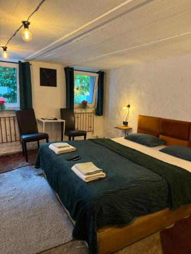 เตียงในห้องที่ Art Boutique Budget Apartment im Hinterhof Menden Altstadt