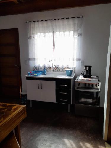 Dapur atau dapur kecil di hospedaria chalé das acácias