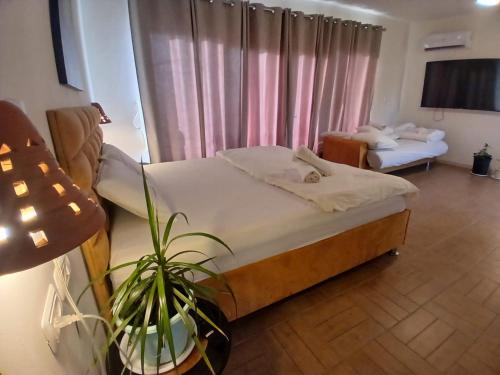 Una cama o camas en una habitación de פסטרנק אירוח יער אודם