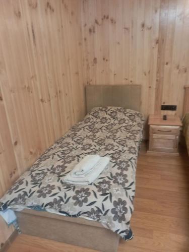 Кровать или кровати в номере Гостинний Двір Вишня