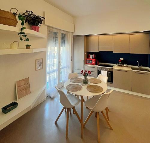 Una cocina con una mesa y sillas en una habitación. en Al Carlino Verona, en Verona