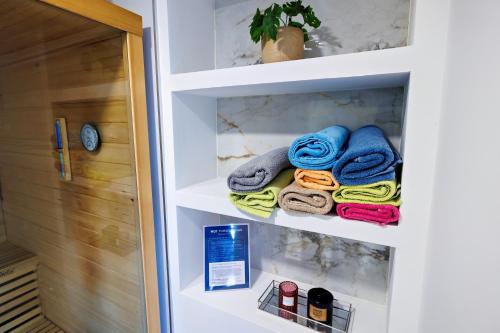 een handdoekenrek met handdoeken in de badkamer bij Vila Perla Slatine in Slatine